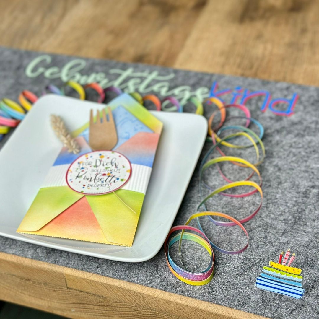 Tischset aus Filz gestaltet mit Bügelbilder und Plotterdatei Schriftzug Geburtstagskind Tischset aus Filz gestaltet mit Bügelbilder und Plotterdatei Schriftzug Geburtstagskind