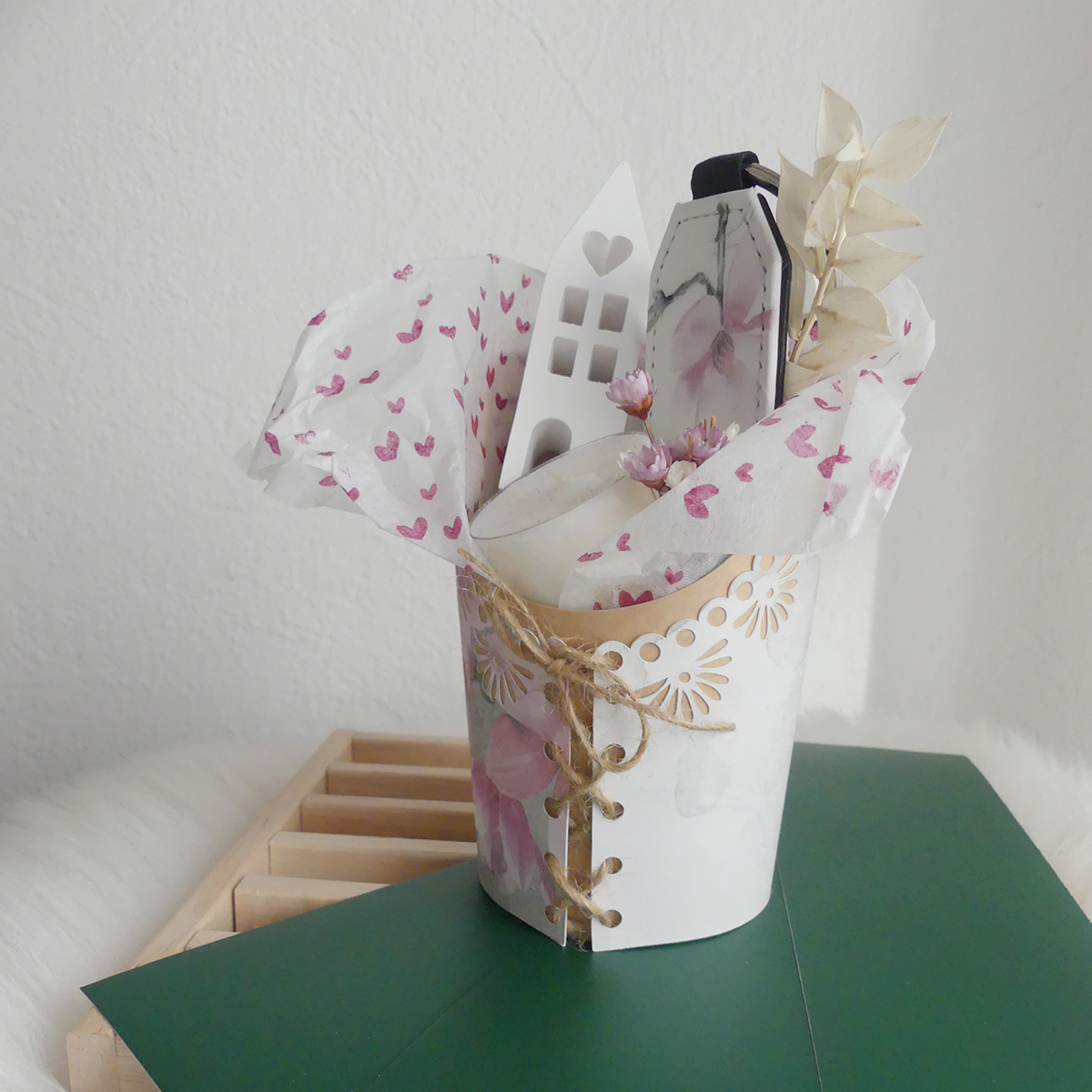 Designbeispiel Plotterdatei Süß(es) verpackt mit Designpapier Magnolienblühen dekoriert als Geschenkverpackung