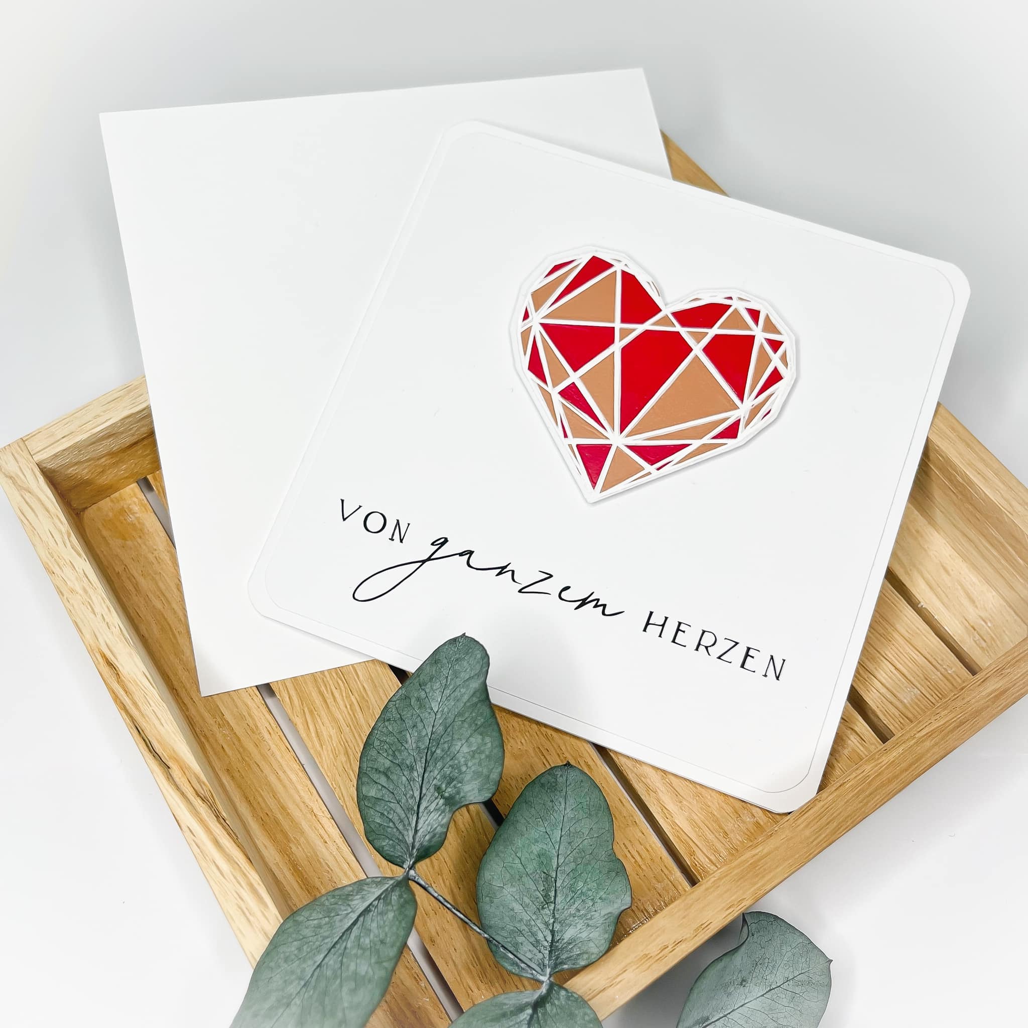 Designbeispiel Plotterdatei von Herzen für Dich: Rotes Herz auf weißer Karte