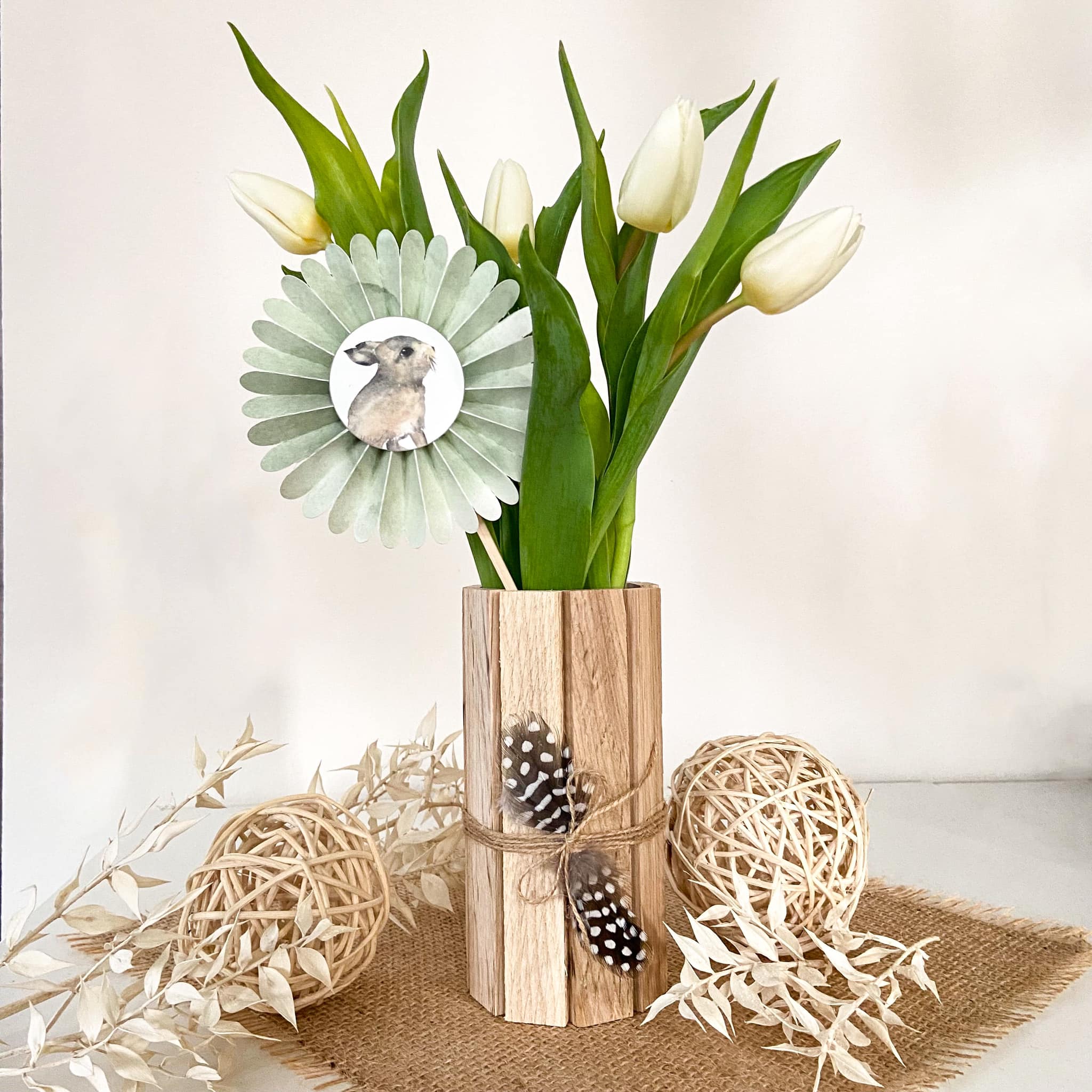 Designbeispiel Vase aus Klötzchen mit Tulpen PackerlSchnur und Federn dekoriert