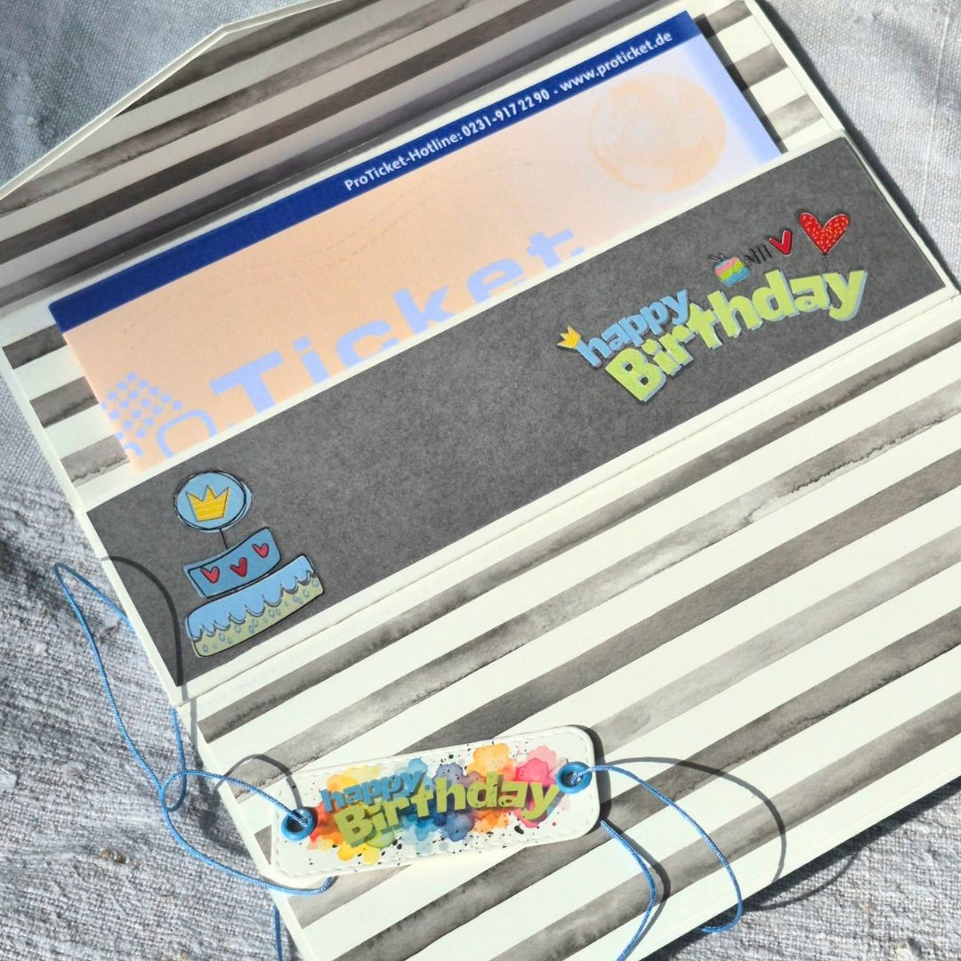 Umschlag aus Designpapier Magnolienblühen verziert mit Bänder und Bügelbilder Umschlag aus Designpapier Magnolienblühen verziert mit Bänder und Bügelbilder