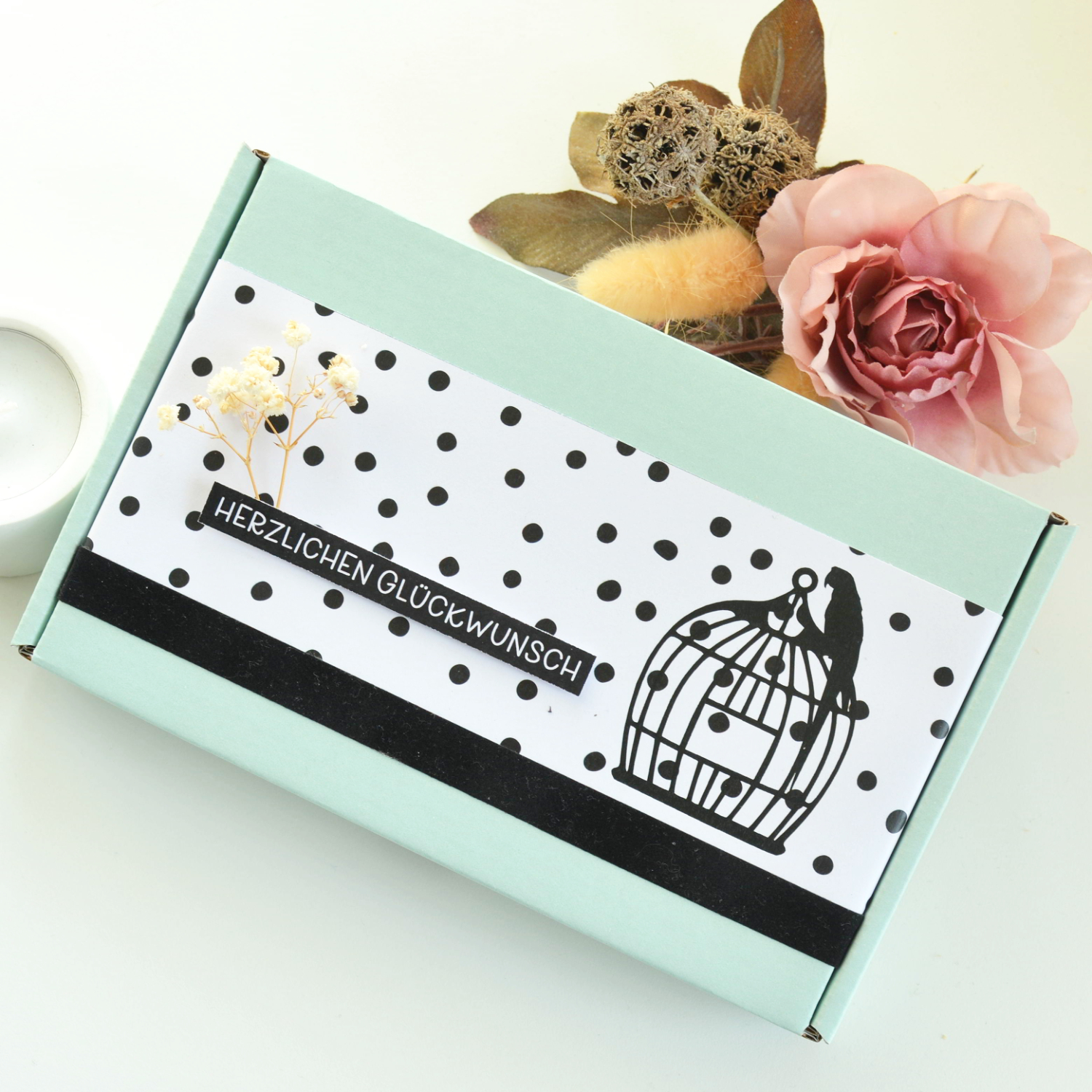 Designbeispiel PaperPresent verziert als Glückwunschbox mit Papier und Trockenblumen