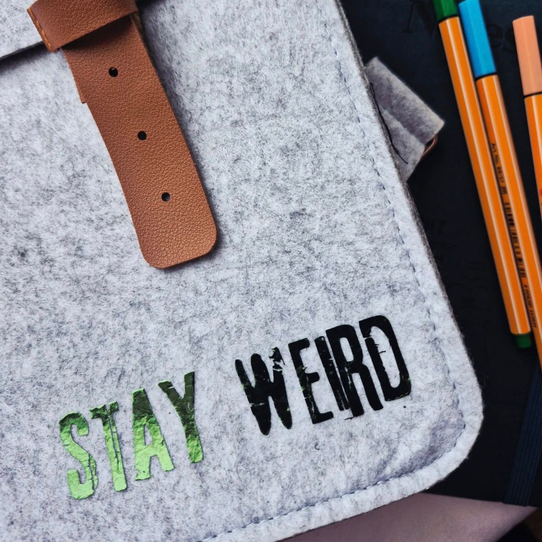Plotterdatei Stay Weird Schriftzug auf Filz Rucksack Plotterdatei Stay Weird Schriftzug auf Filz Rucksack