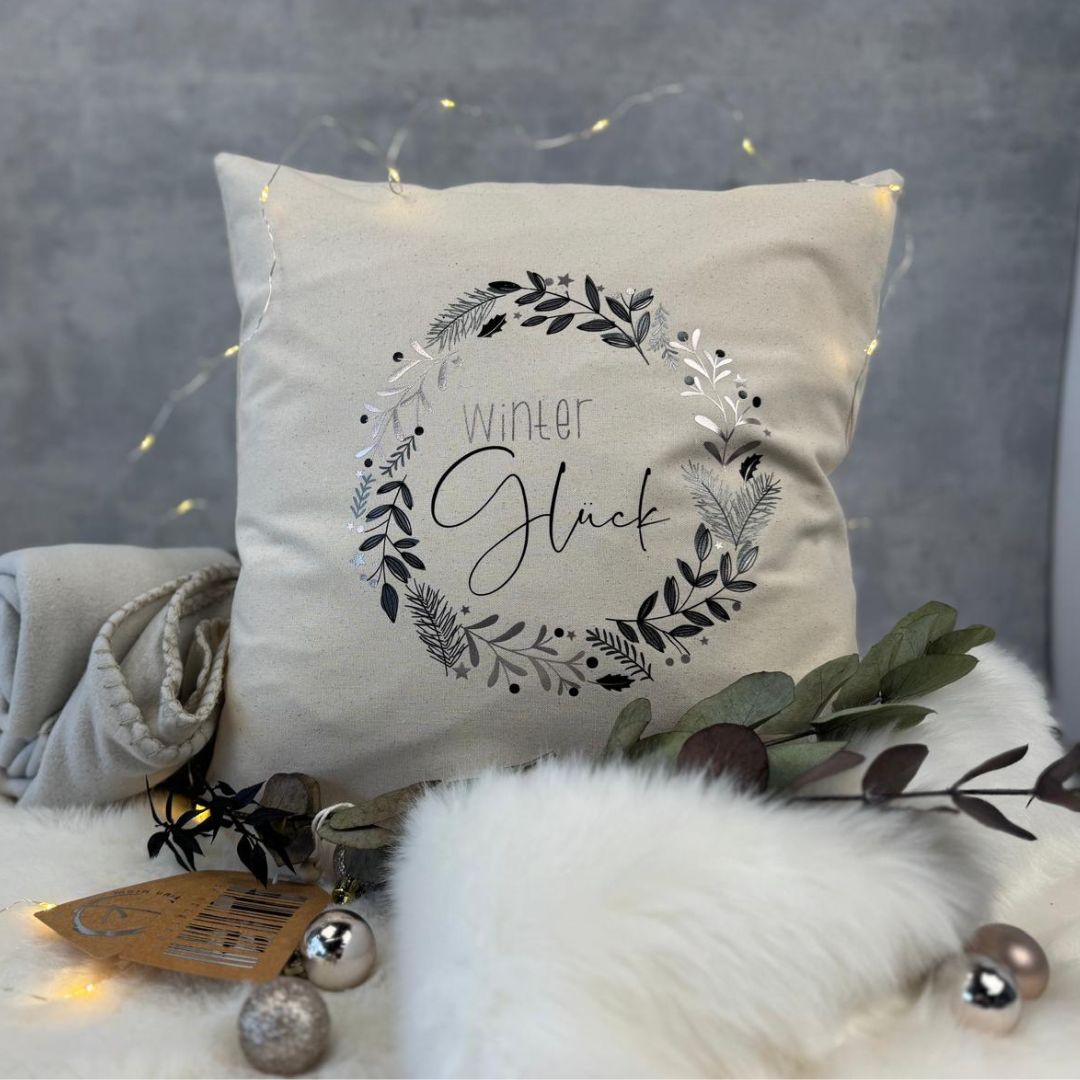 Plotterdatei Winterglück auf Kissenhülle natur Plotterdatei Winterglück auf Kissenhülle natur