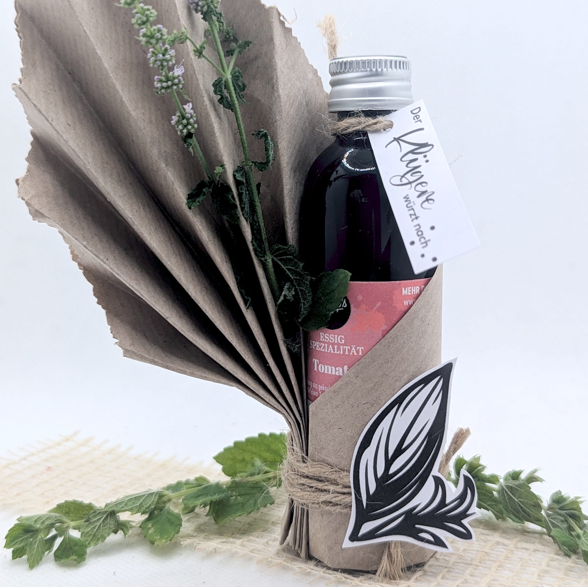 Plotterdatei Spicy Summer auf Geschenkanhänger an Flasche dekoriert mit gefaltetem Papier und Wiesenblumen