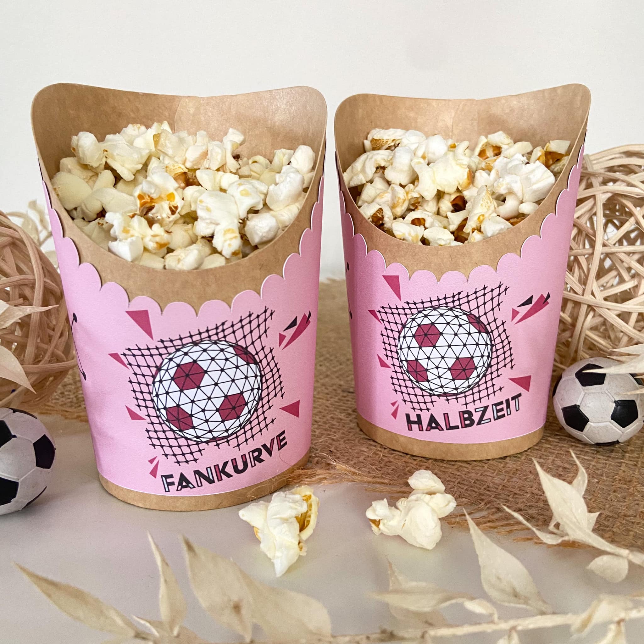 Designbeispiel Plotterdatei Fußball auf WrapBecher-Banderole gefüllt mit Popcorn
