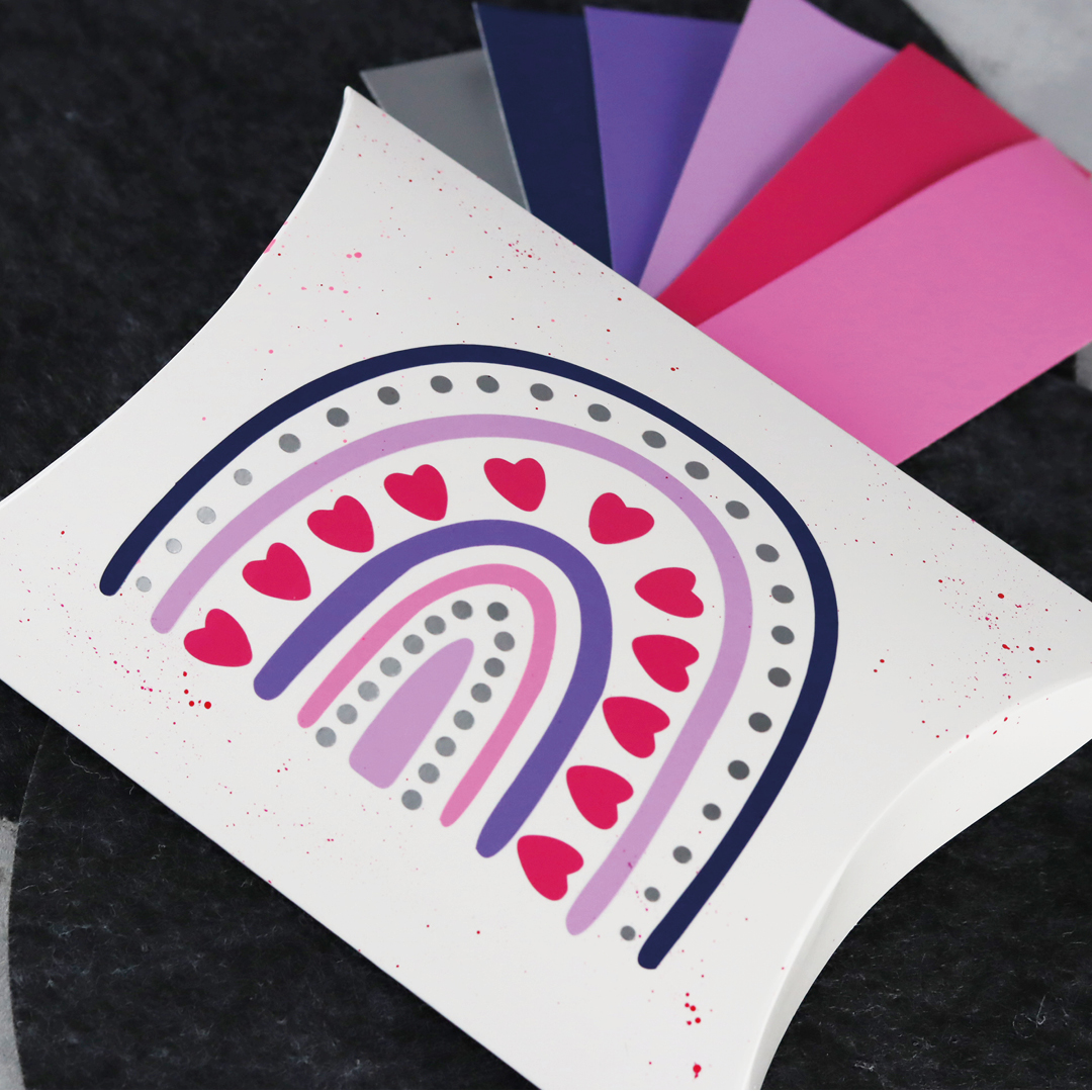 Designbeispiel Ritrama Optima auf Geschenkverpackung dekoriert mit Farbstreifen