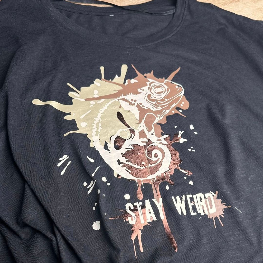 Plotterdatei Stay Weird auf schwarzem Shirt Plotterdatei Stay Weird auf schwarzem Shirt