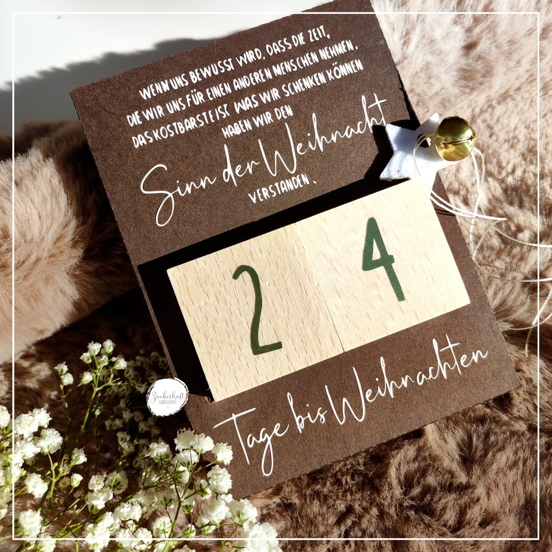 Weihnachtscountdown aus Papier mit Holzwürfel als Zahlen