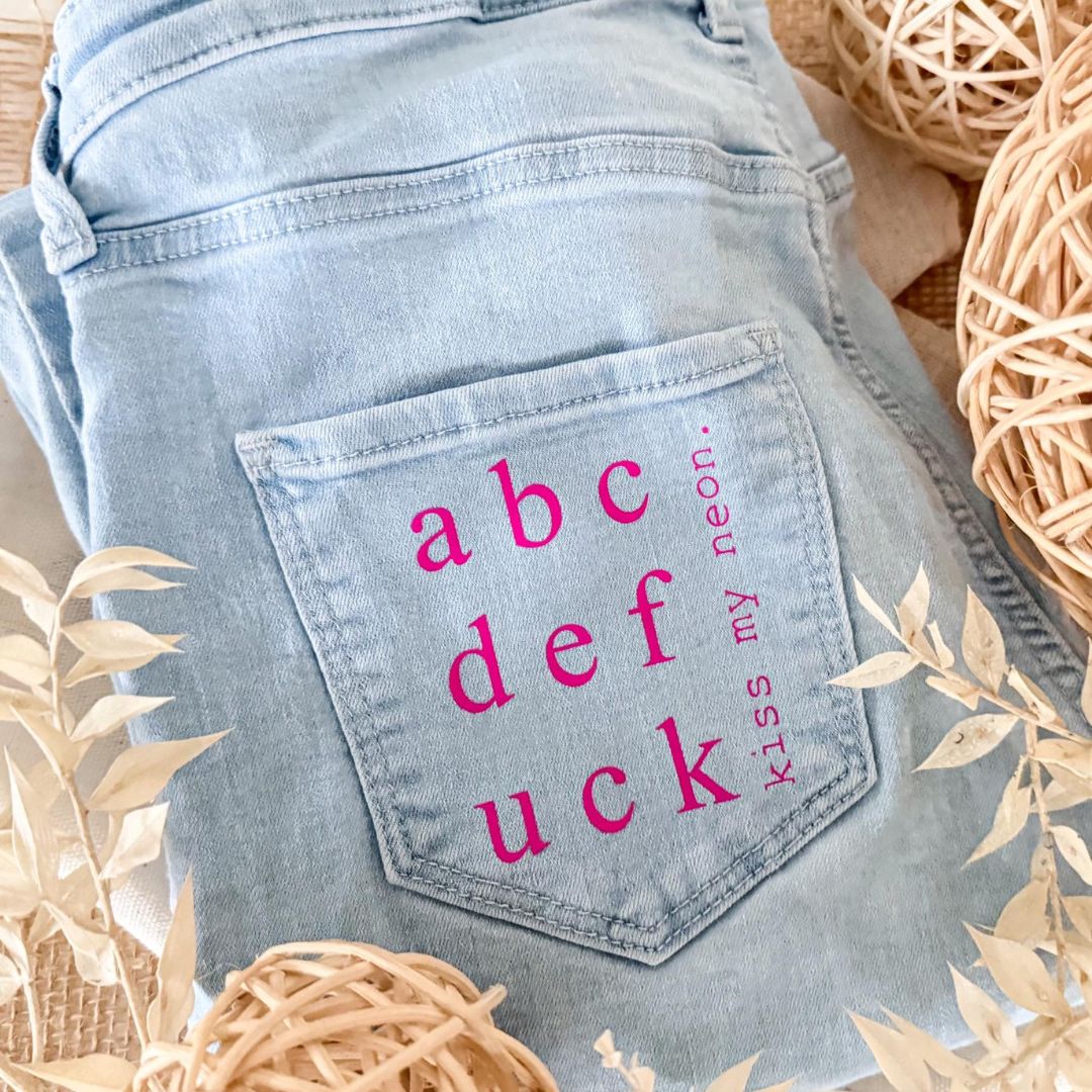Plotterdatei Kiss my neon auf Jeanshosentasche in pinker Neonfolie Plotterdatei Kiss my neon auf Jeanshosentasche in pinker Neonfolie