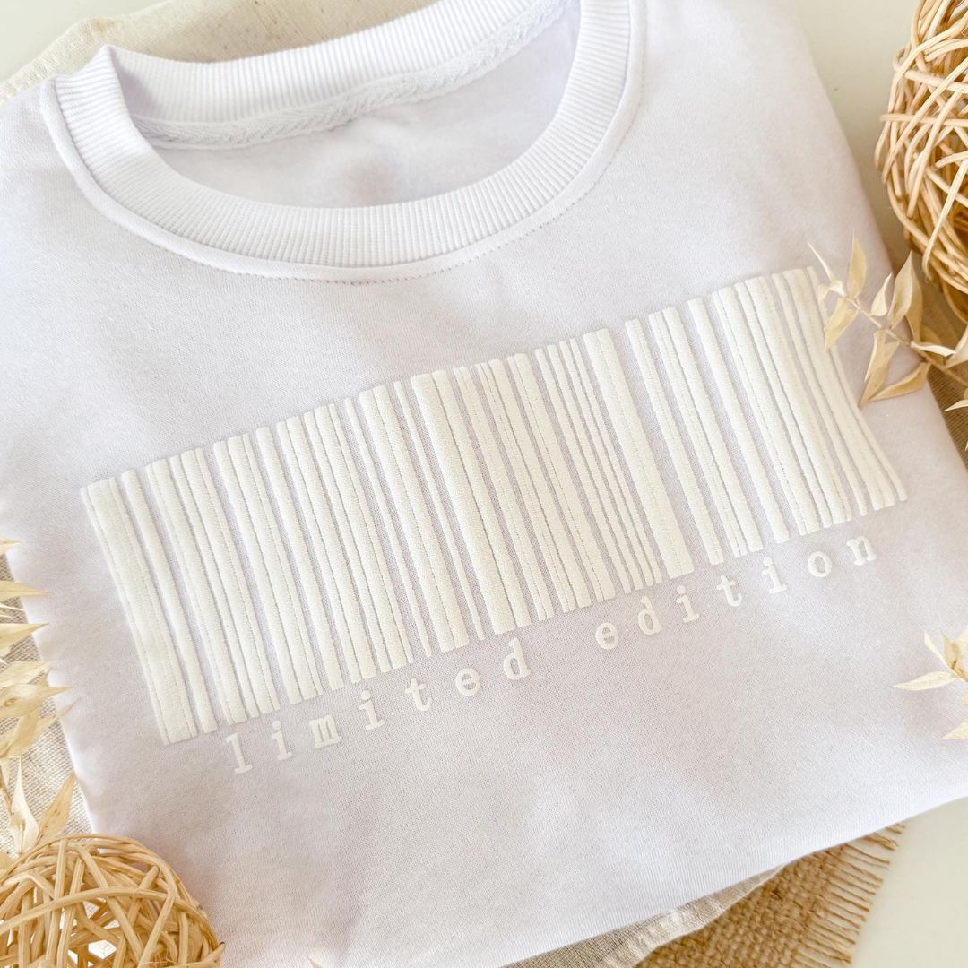 Weißer Pullover beplottet mit Plotterdatei Barcode aus Folie easyPuff in weiß Weißer Pullover beplottet mit Plotterdatei Barcode aus Folie easyPuff in weiß