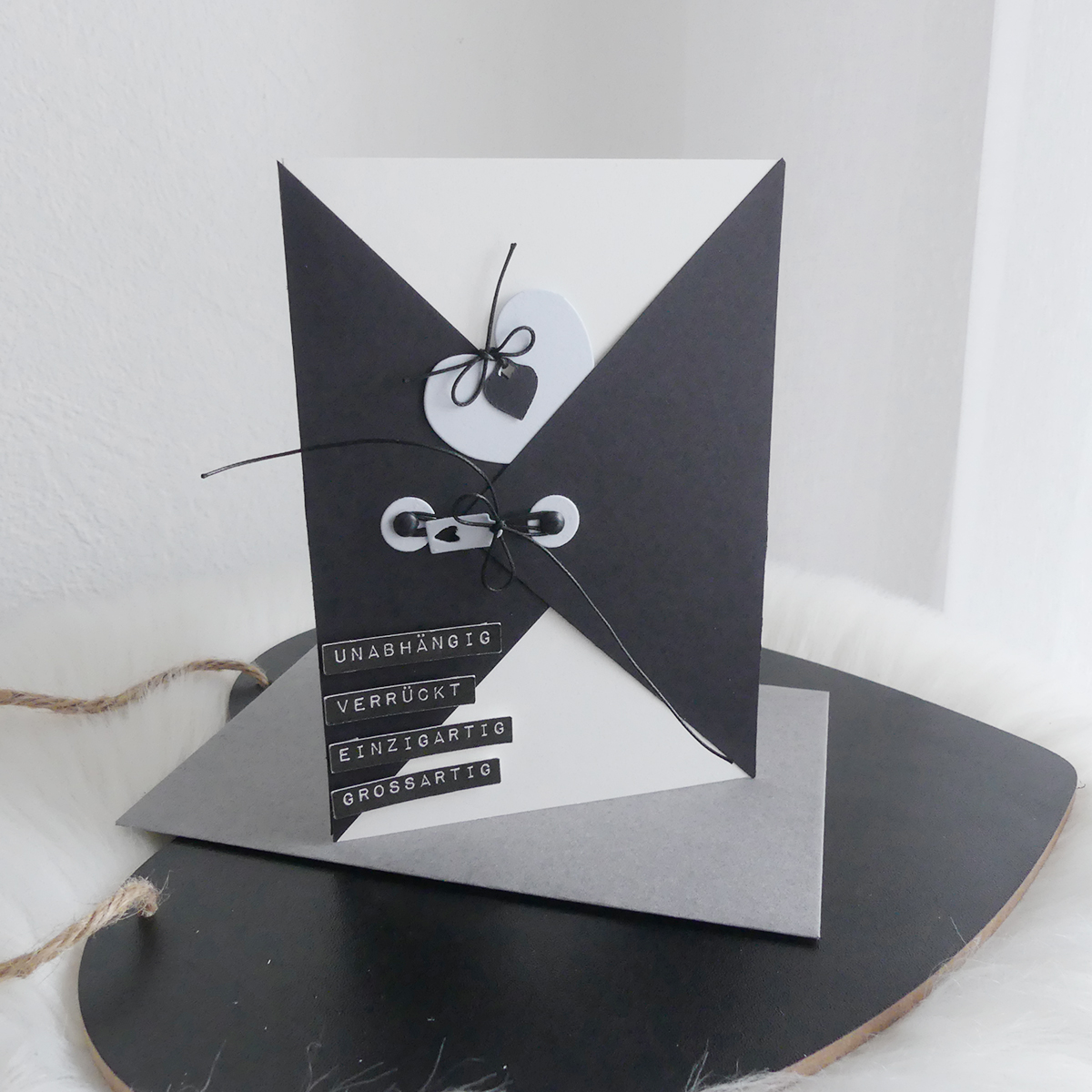 Designbeispiel Kartenrohling dekoriert als Jacke mit Verschluss aus schwarzem Gmund Papier