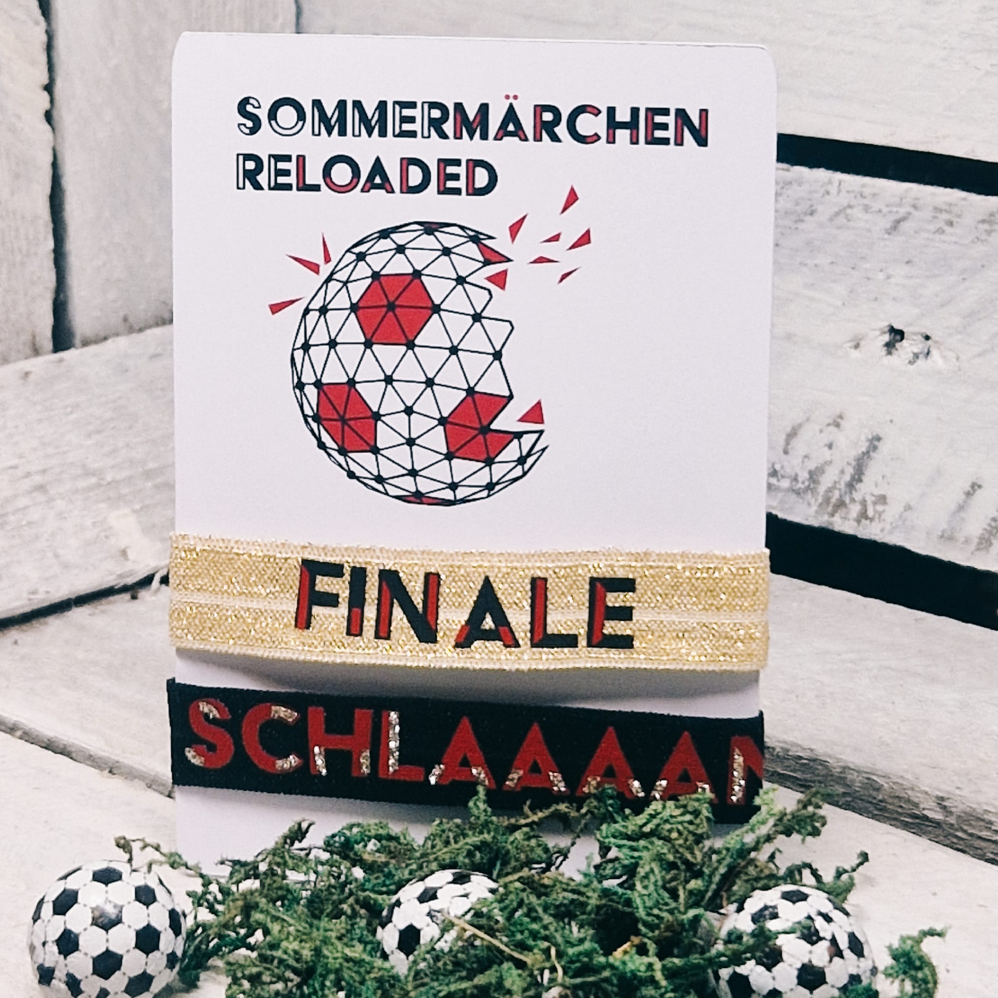 Designbeispiel Plotterdatei Fußball in Deutschlandfarben auf elastischen Armbändern